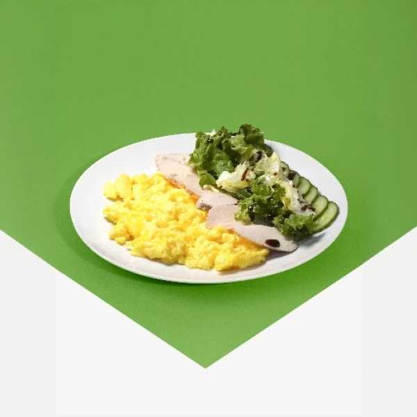Скрэмбл с курицей су-вид и салатным миксом 
